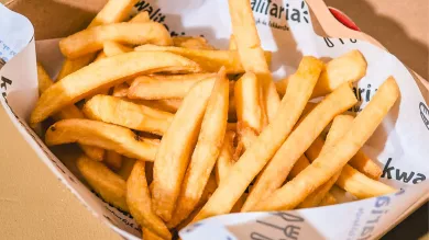 Kwalitaria trakteert klanten van de Voedselbank op gratis friet